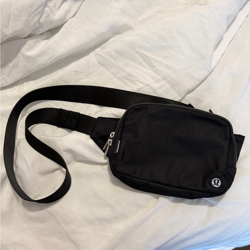 Lululemon everywhere belt bag black excellent condition one size